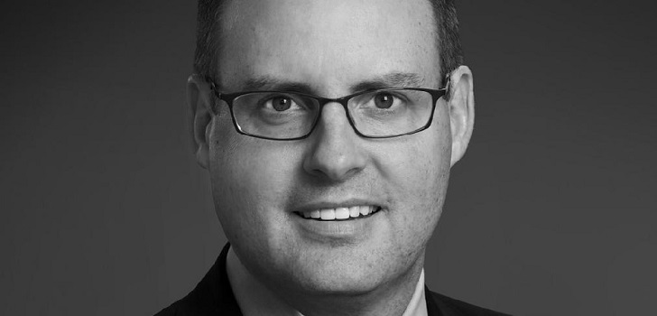 Neiman Marcus reordena su cúpula. El grupo estadounidense de grandes almacenes con sede en Dallas, ha nombrado a Adam Orvos como nuevo director de finanzas. Su predecesor, Dael Stapleton seguirá en la compañía como vicepresidente y director de contabilidad, este último, cargo que lleva ejerciendo desde 2010. Orvos se incorporará al puesto el 25 de abril de este año. Adam Orvos llega a Neiman Marcus con una trayectoria de más de treinta años dedicados al retail. Su cargo más reciente lo desempeñó en el grupo Belk, una cadena de grandes almacenes con sede en Carolina del Norte, donde desde 2013 desarrolló la función de director financiero. Orvos también estuvo como director ejecutivo en Total Wine & More. Neiman Marcus, pilotada desde el pasado febrero por Geoffroy van Raemdonck, ex ejecutivo de Ralph Lauren, se encuentra en proceso de reestructuración desde el pasado marzo. La compañía está en venta desde el pasado marzo cuando acumulaba una deuda de 4.900 millones de dólares. Durante el pasado año, el grupo estadounidense bajó la persiana de diez establecimientos en Estados Unidos.